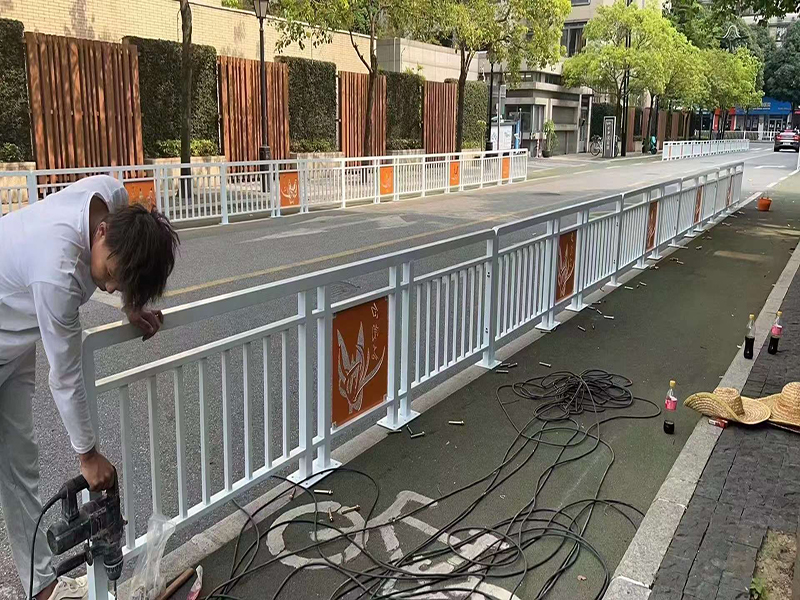 道路交通隔離護(hù)欄損壞應(yīng)立即修繕