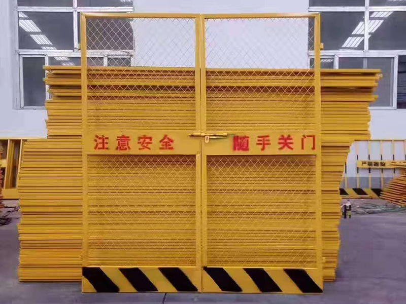 施工電梯防護門4