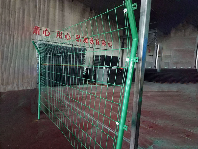 圈地護(hù)欄網(wǎng)3